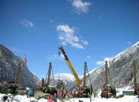 壩基防滲墻施工區(qū)在冰雪中堅持進行